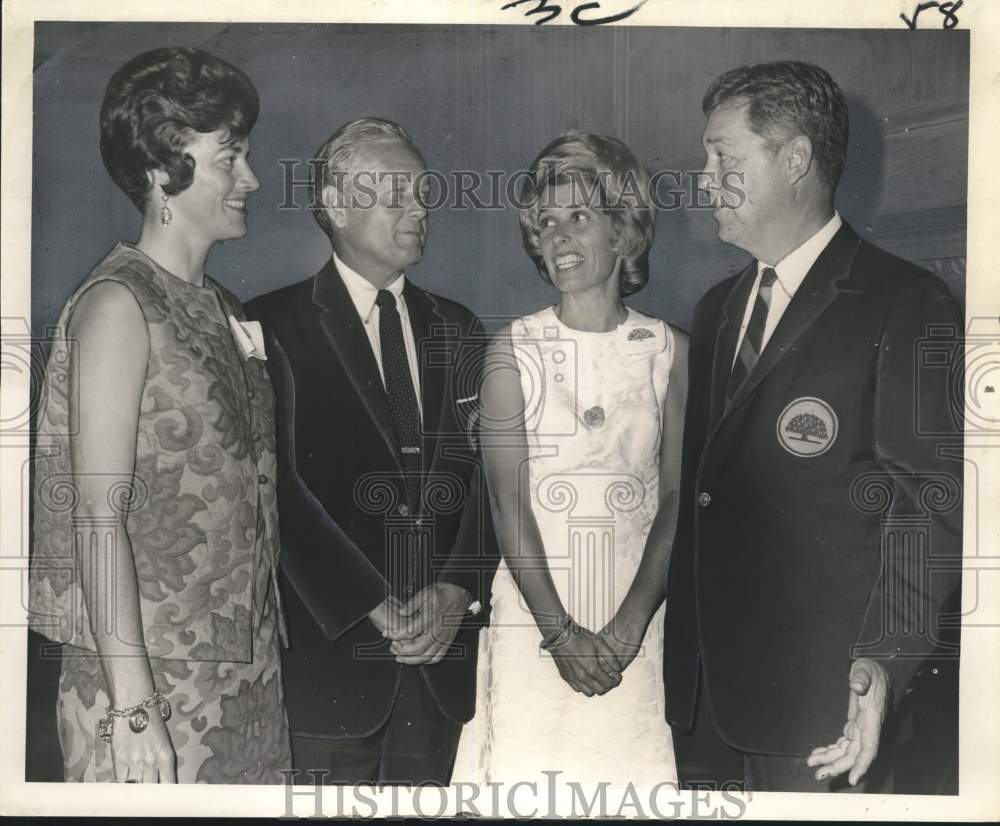 1966 Press Photo New Orleans Country Club buffet-supper hostesses & guests