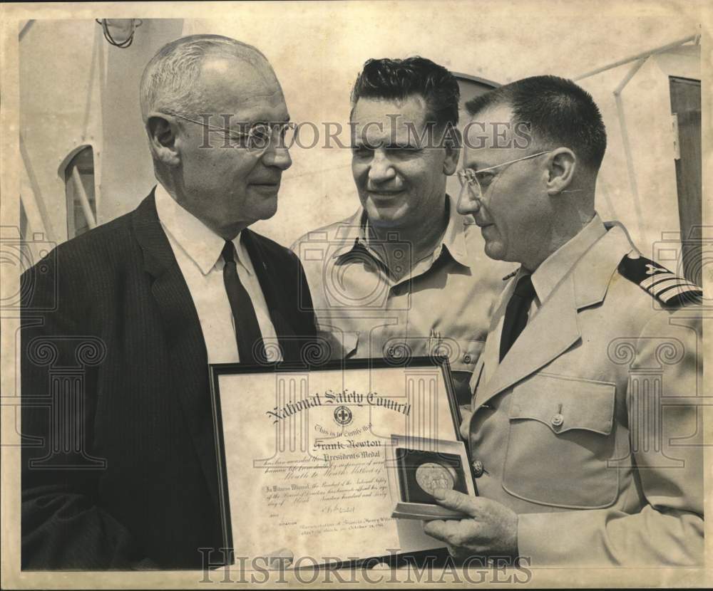 1962 Press Photo Robert L. O&#39;Dell Jr. and Frank Newton awarded in New Orleans