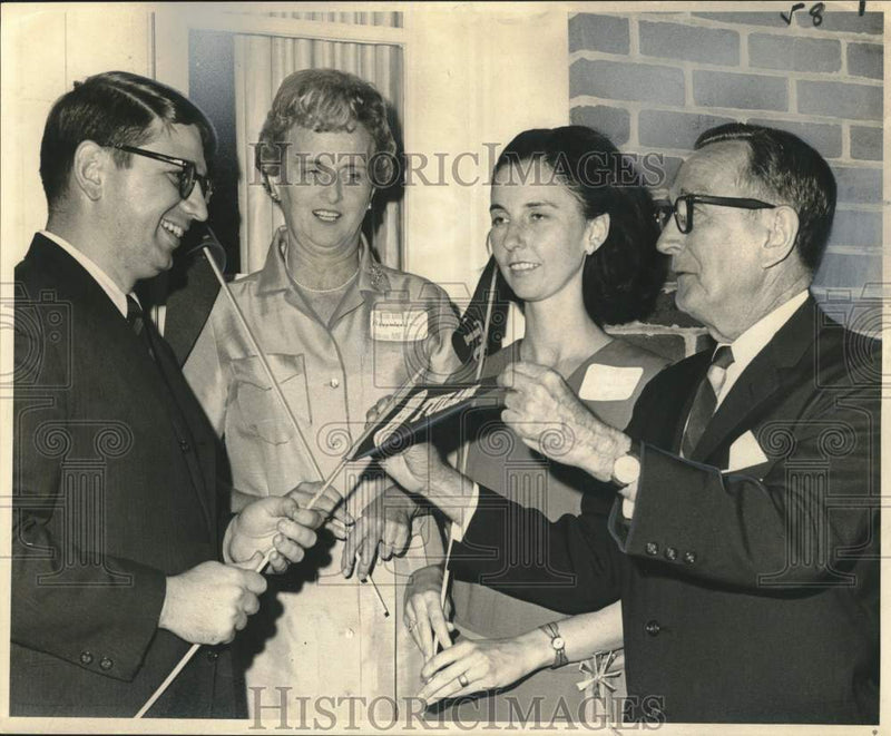 Load image into Gallery viewer, 1966 Press Photo Mr. &amp; Mrs. Gene Newton, Mrs. A. J. Wachter Jr., Charles Audry
