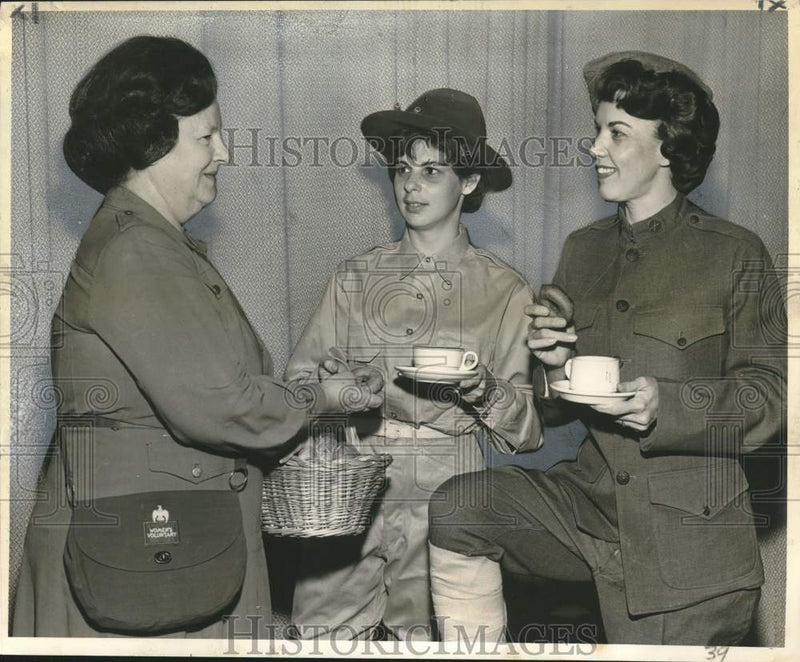 Load image into Gallery viewer, 1963 Press Photo Gates of Prayer Sisterhood members at anniversary luncheon
