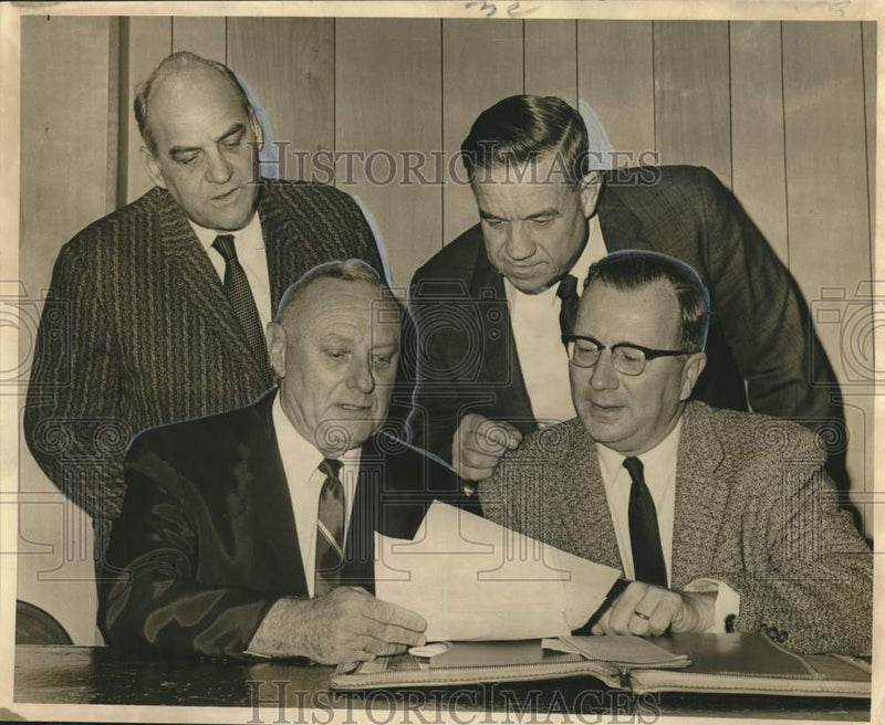 Load image into Gallery viewer, 1967 Press Photo Stephan Redmann with other Sportsmen's League officers
