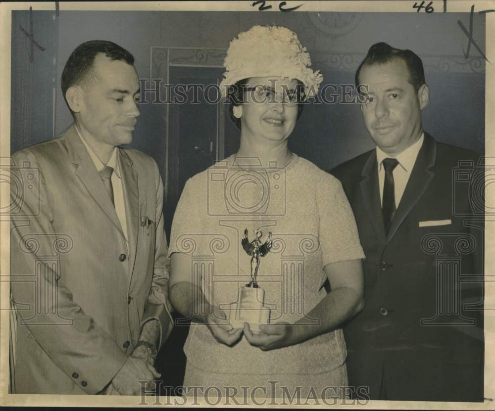 1966 Press Photo Women&#39;s Driver Clinic winner Mrs. Raymond Puigh with officials
