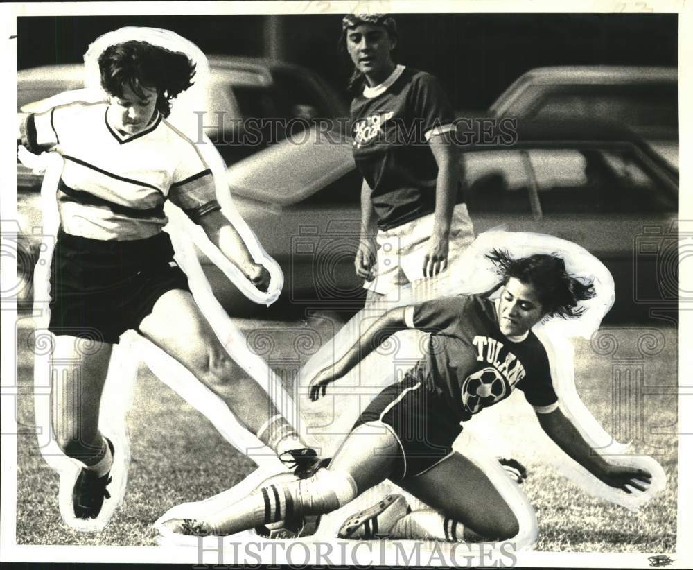 1978 Press Photo Tulane&#39;s Valerie Kaplan beats Liz Scoggin at Soccer League- Historic Images