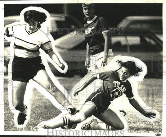 1978 Press Photo Tulane's Valerie Kaplan beats Liz Scoggin at Soccer League- Historic Images