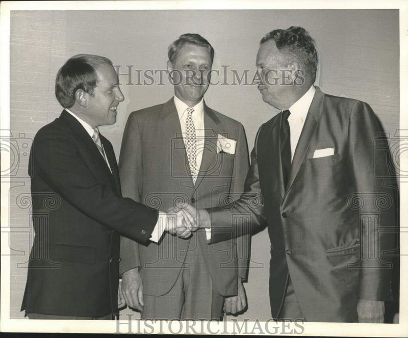 Load image into Gallery viewer, 1968 Press Photo Incoming president of John Hopkins Alumni Assn. congratulated
