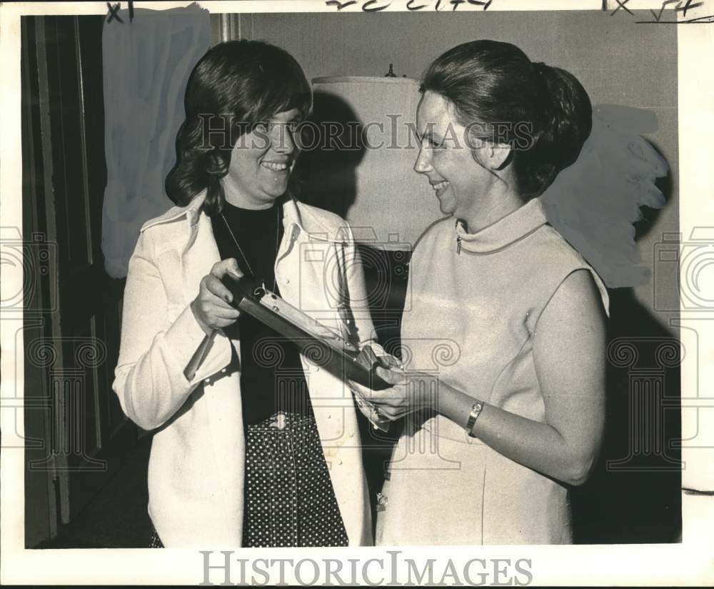 1973 Press Photo Gayle Zoller presents merit award to Joan Eymard at Delmonico&#39;s