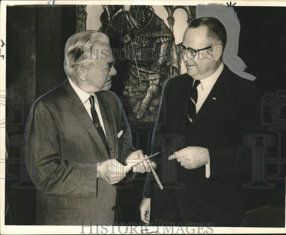 1967 Press Photo Plaquemines Parish President Accepts Bond Check For Highway