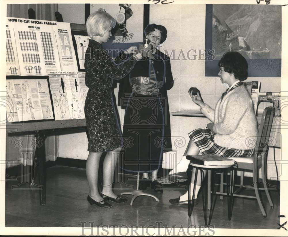 1965 Press Photo Sewing instructor instructs &quot;students&quot; at New Orleans YWCA- Historic Images