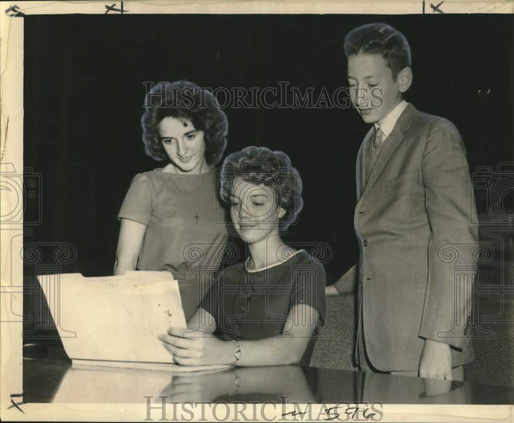 1960 Press Photo &quot;City officials&quot; discuss duties during Youth Appreciation Week.