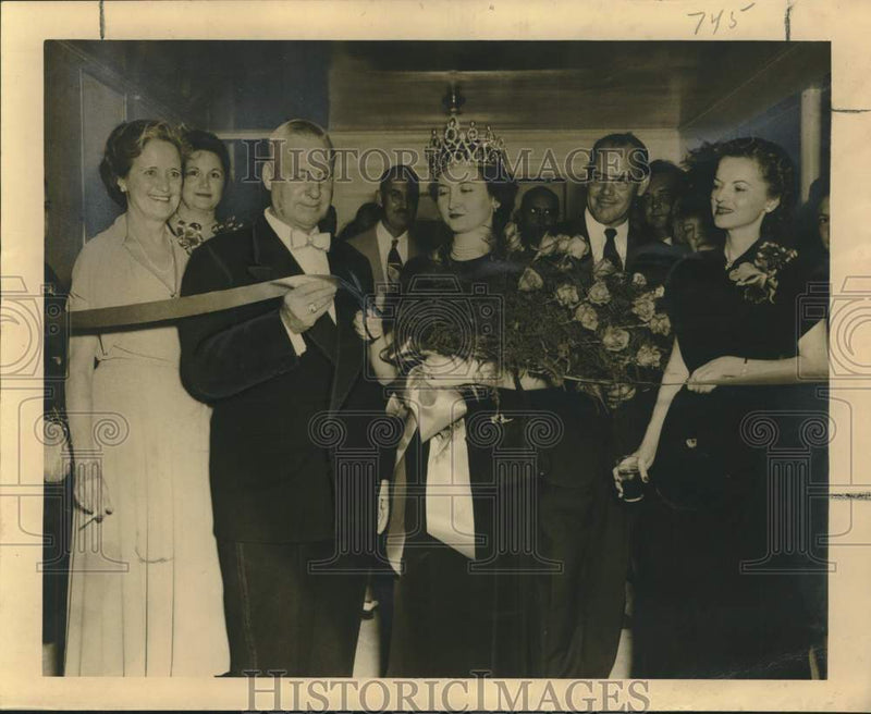 Load image into Gallery viewer, 1950 Press Photo Elizabeth Wolf crowned New Orleans Home Week Queen by Lagasse
