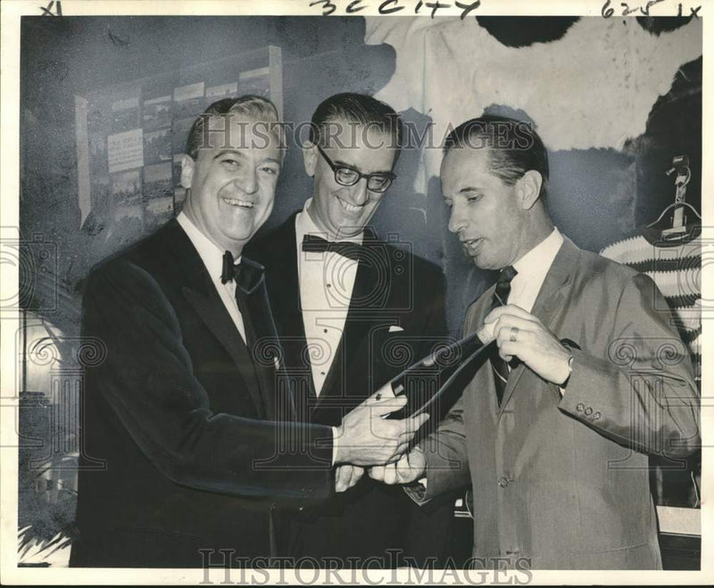 Load image into Gallery viewer, 1966 Press Photo Juan Felipe Yriart and principals in Uruguayan products exhibit
