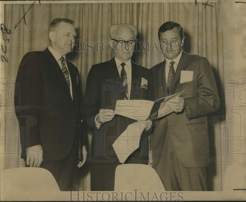 Load image into Gallery viewer, 1968 Press Photo Louis Schwartz and Foreign Transportation and Port participants
