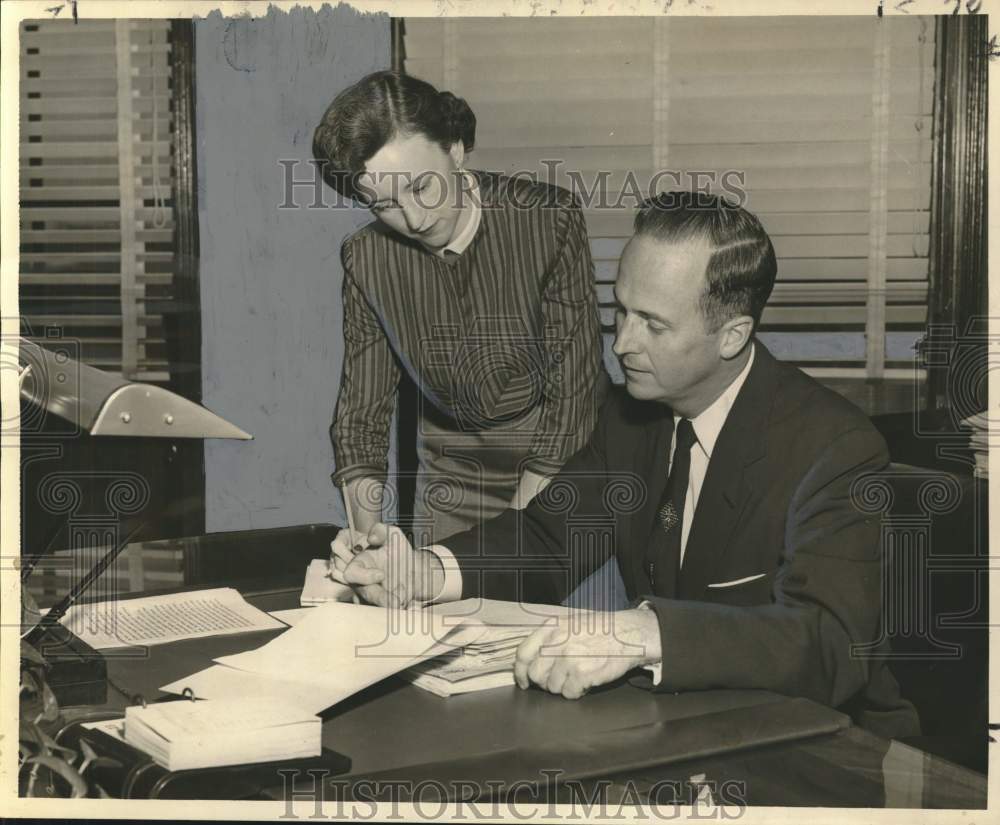 1955 Press Photo laine Zaeringer, secretary to Special Agent Martin Chiles