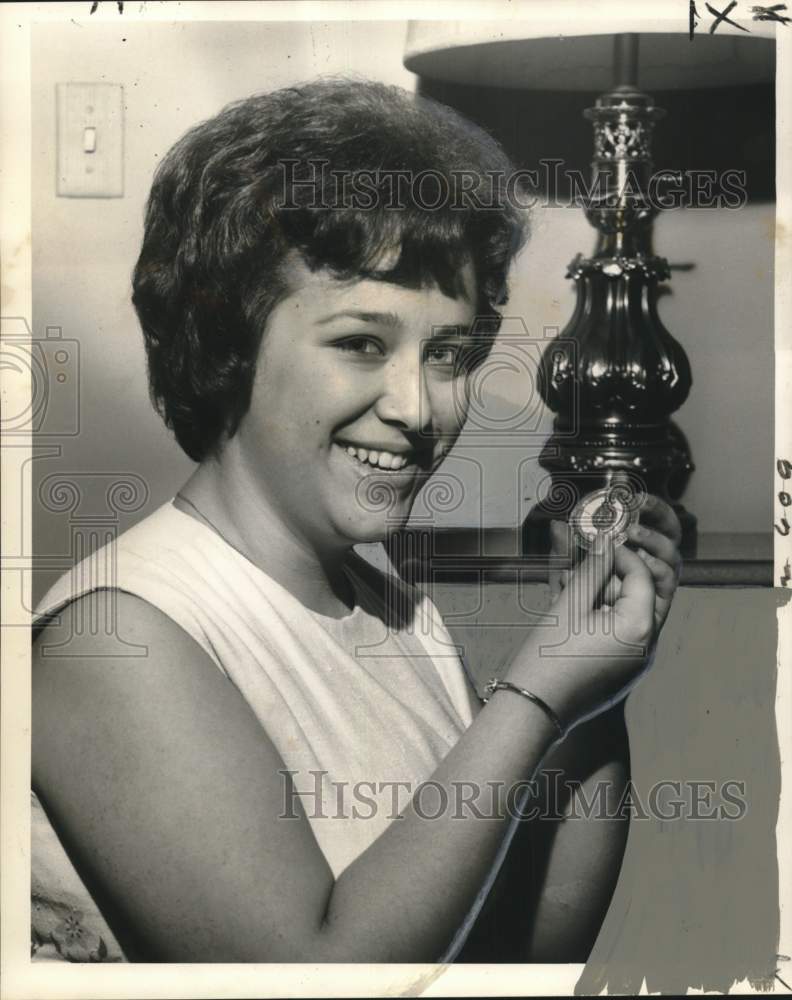 Load image into Gallery viewer, 1962 Press Photo Marilyn Wimberly displays the Key to the City of New Orleans
