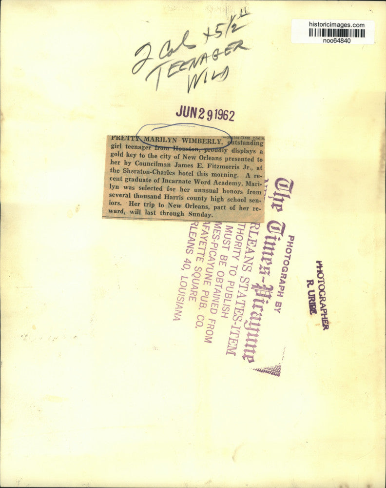 1962 Press Photo Marilyn Wimberly displays the Key to the City of New Orleans