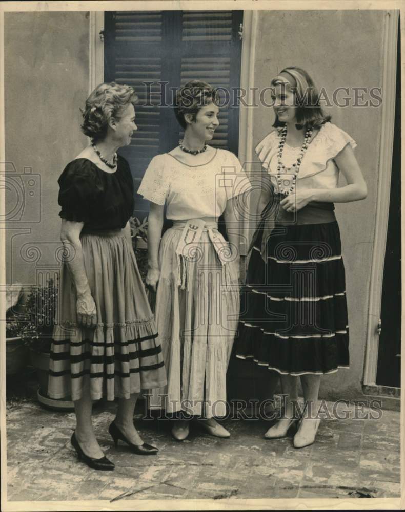 1968 Press Photo Mrs. Thornwell Witherspoon and friends by her Vieux Carre home