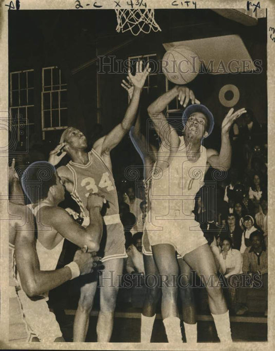1974 Press Photo Bert Dupont and James Williams in Friday's City Series game- Historic Images