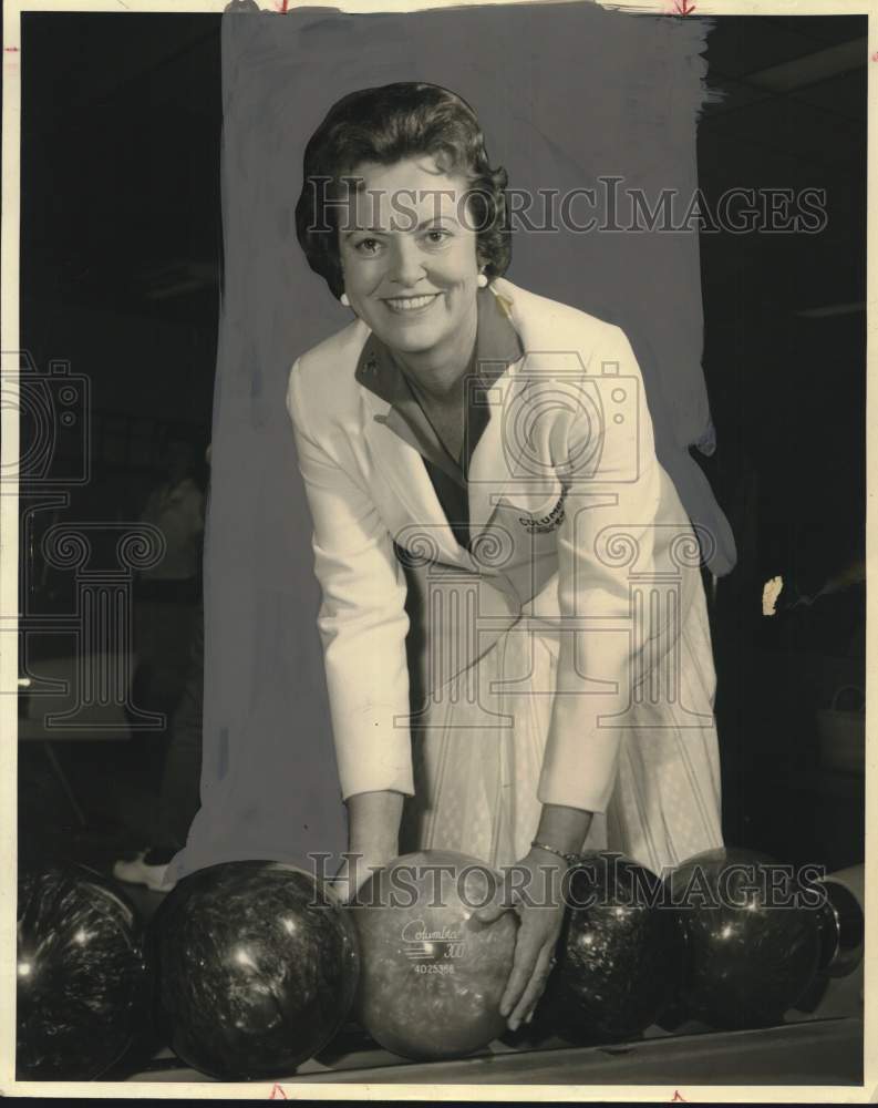 Press Photo Myrt DeFily at bowling event - noo64979- Historic Images