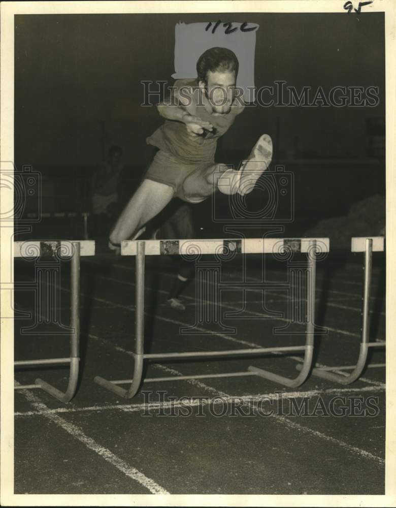 1971 Press Photo Bobby Workman runs hurdles at track - noo64982- Historic Images