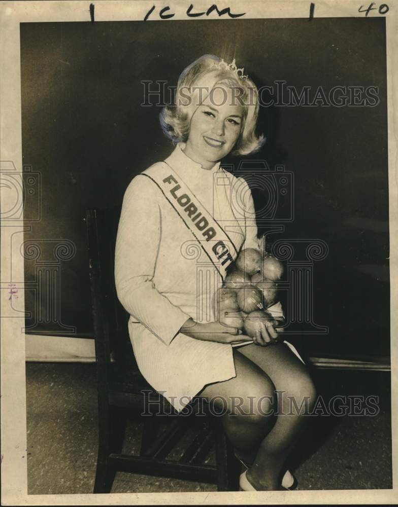 Load image into Gallery viewer, 1969 Press Photo Kathy Young, Florida's 1969 Citrus Queen in New Orleans
