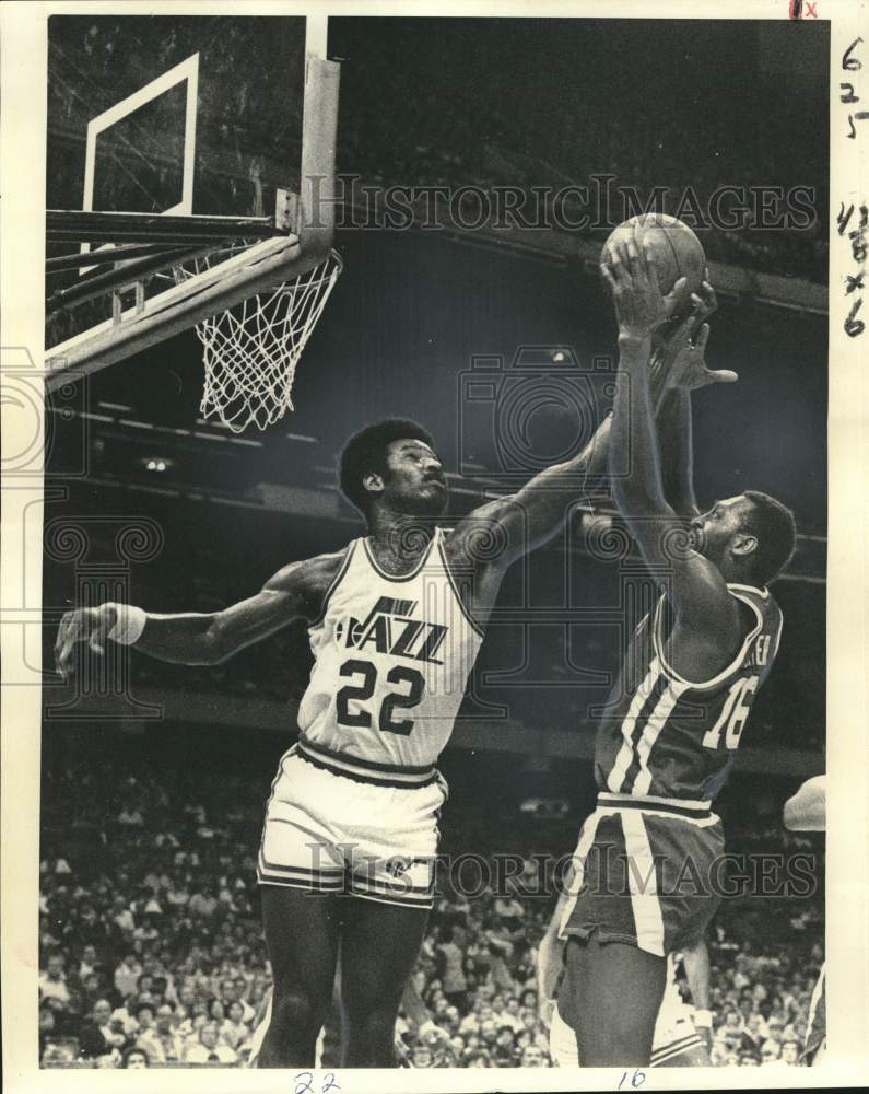 1976 Press Photo Nate Williams Tries To Block Bob Lanier&#39;s Shot, LA Superdome- Historic Images