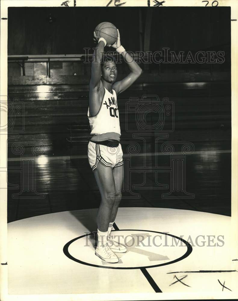 1973 Press Photo James Williams Of Xavier College Basketball Sets Up His Shot- Historic Images