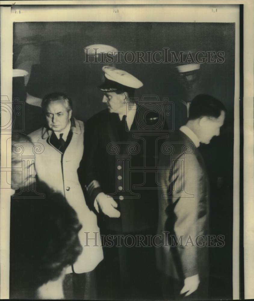 1966 Press Photo Britain&#39;s Harold Wilson and Rhodesia&#39;s Ian Smith leave cruiser