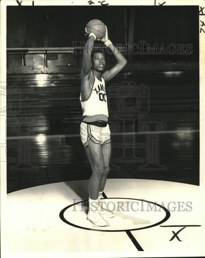 1973 Press Photo Basketball player Dan Williams of Xavier shoots the ball- Historic Images