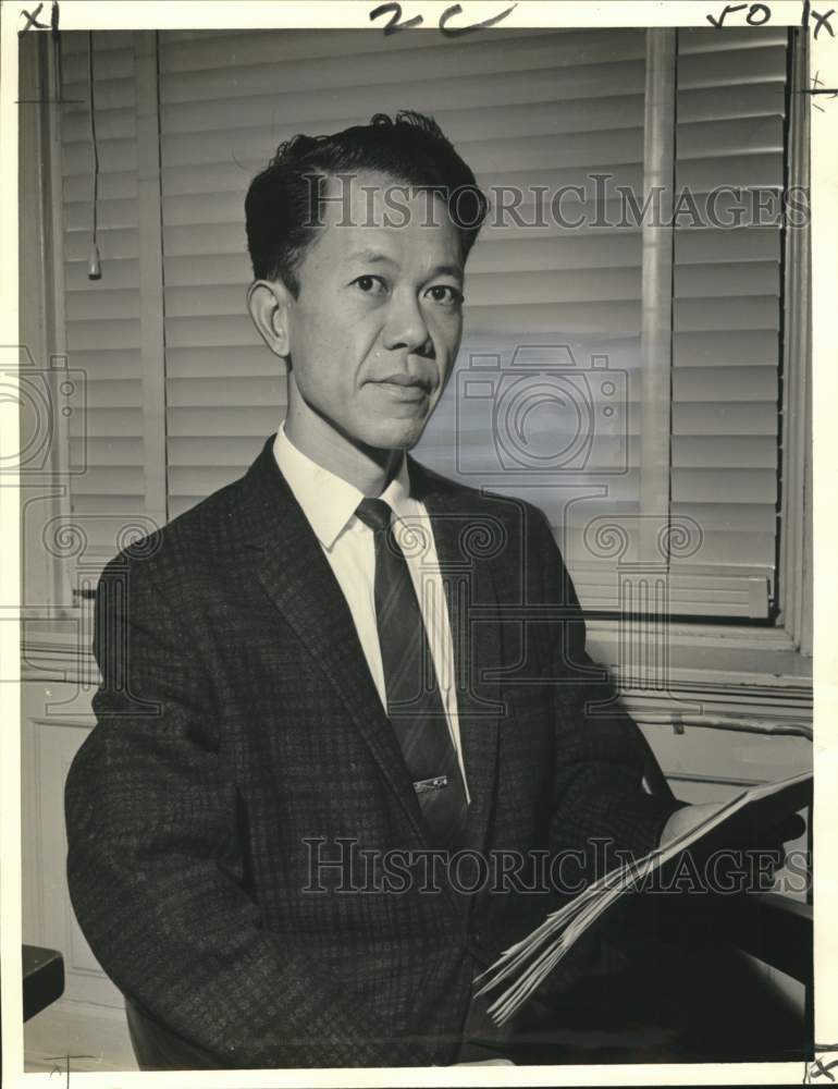 Load image into Gallery viewer, 1966 Press Photo Professor Teigo Yoshida of Kyushu University in Japan
