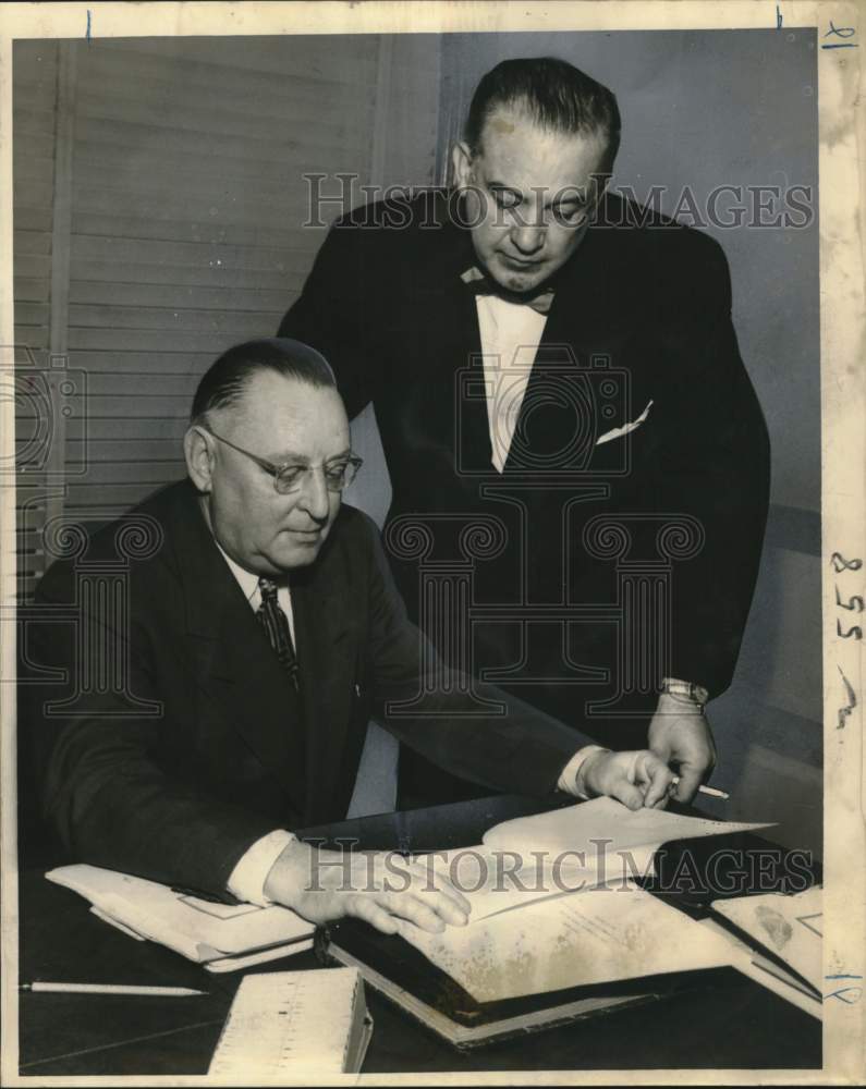 Load image into Gallery viewer, 1954 Press Photo Board of commerce &amp; industry meeting at International House
