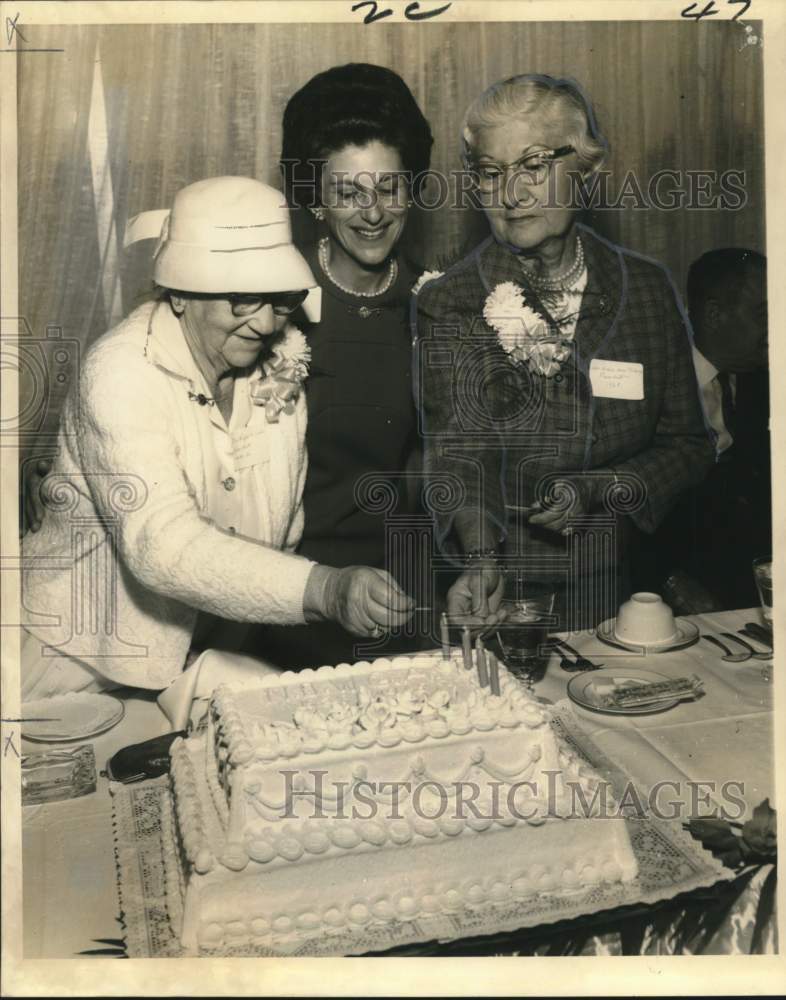 Load image into Gallery viewer, 1968 Press Photo Women's Golf anniversary with Mrs. H. Wilson and members
