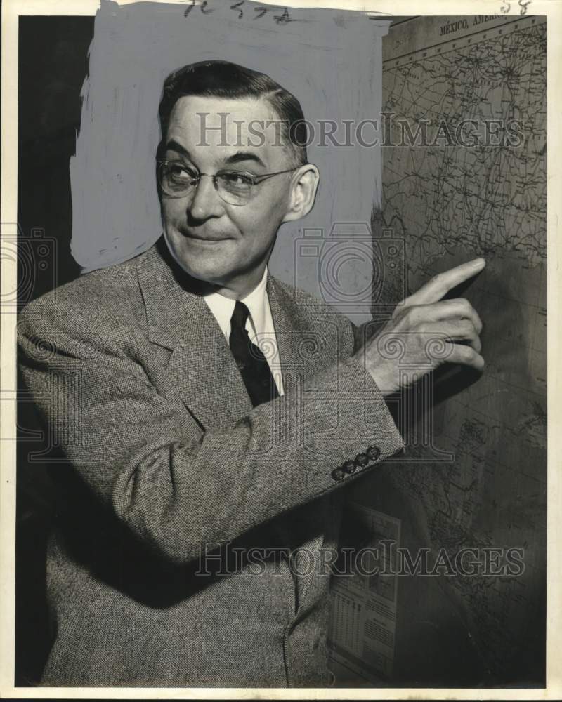 1952 Press Photo Everett T. Winter points a map - noo65348