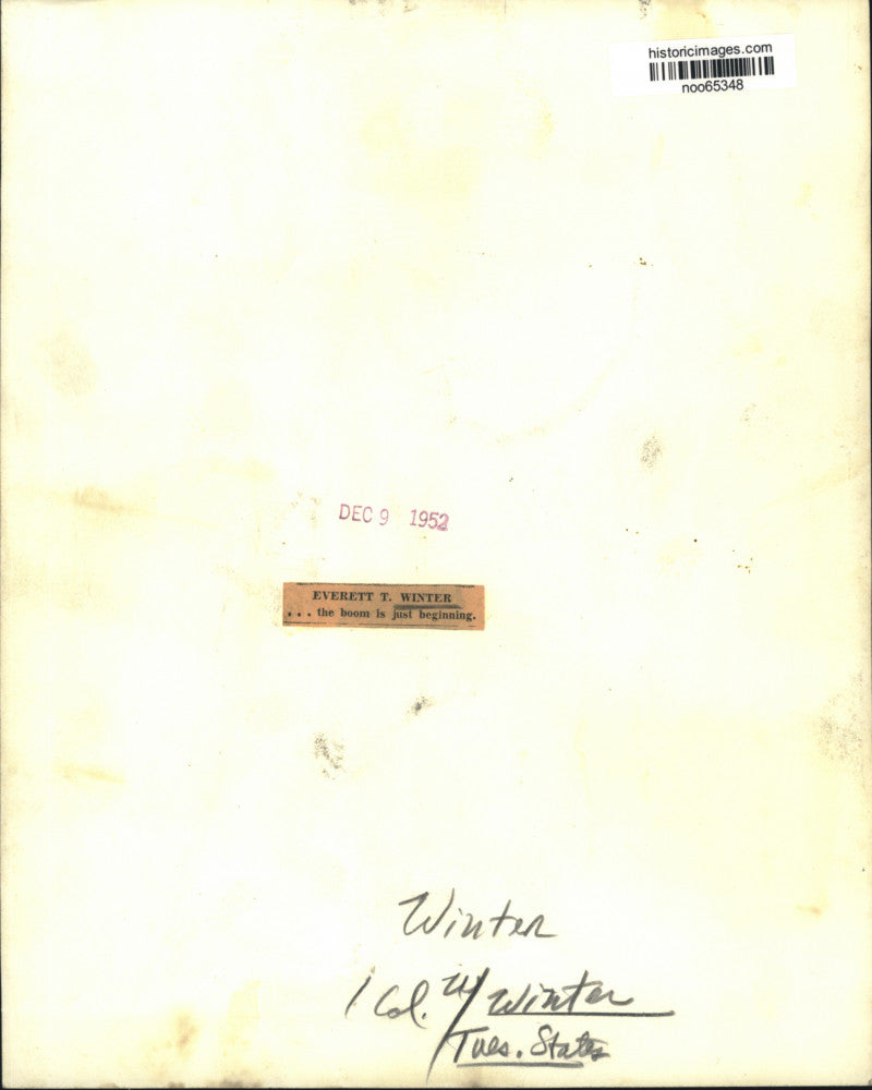 1952 Press Photo Everett T. Winter points a map - noo65348