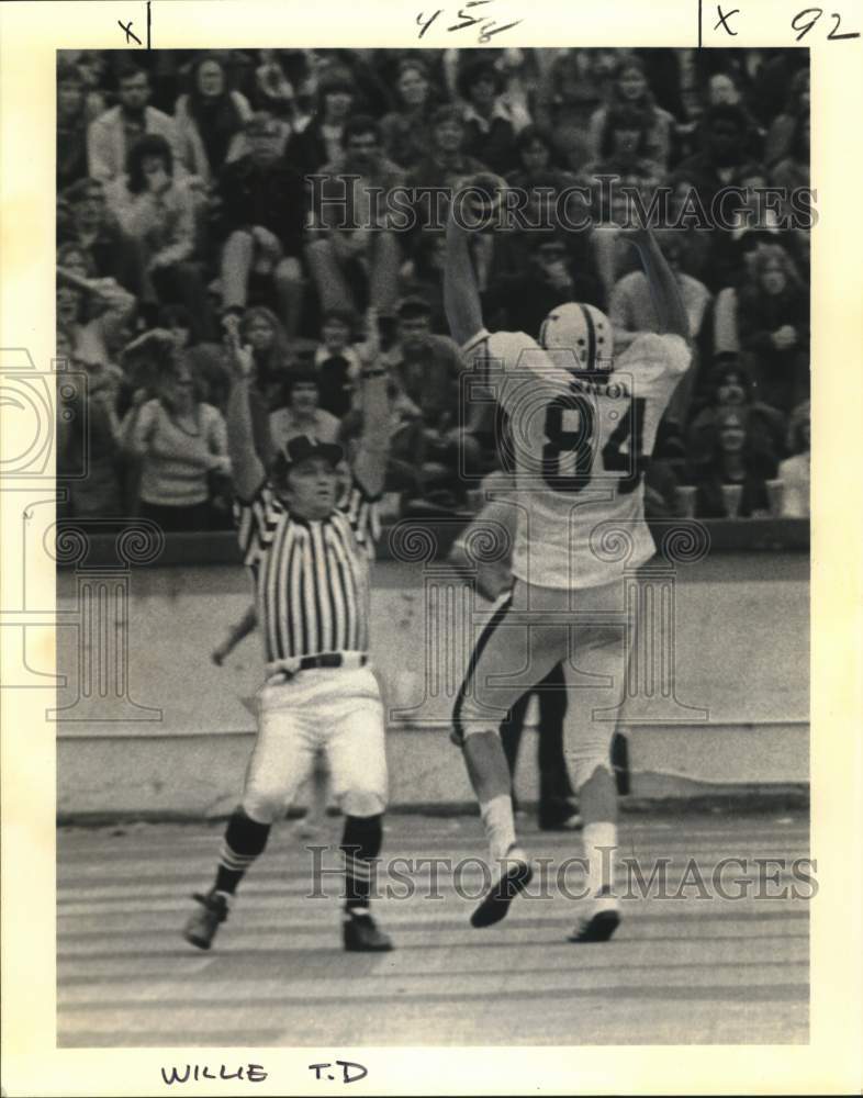 1975 Press Photo Tulane&#39;s Darwin Willie and ref agree on touchdown call.- Historic Images