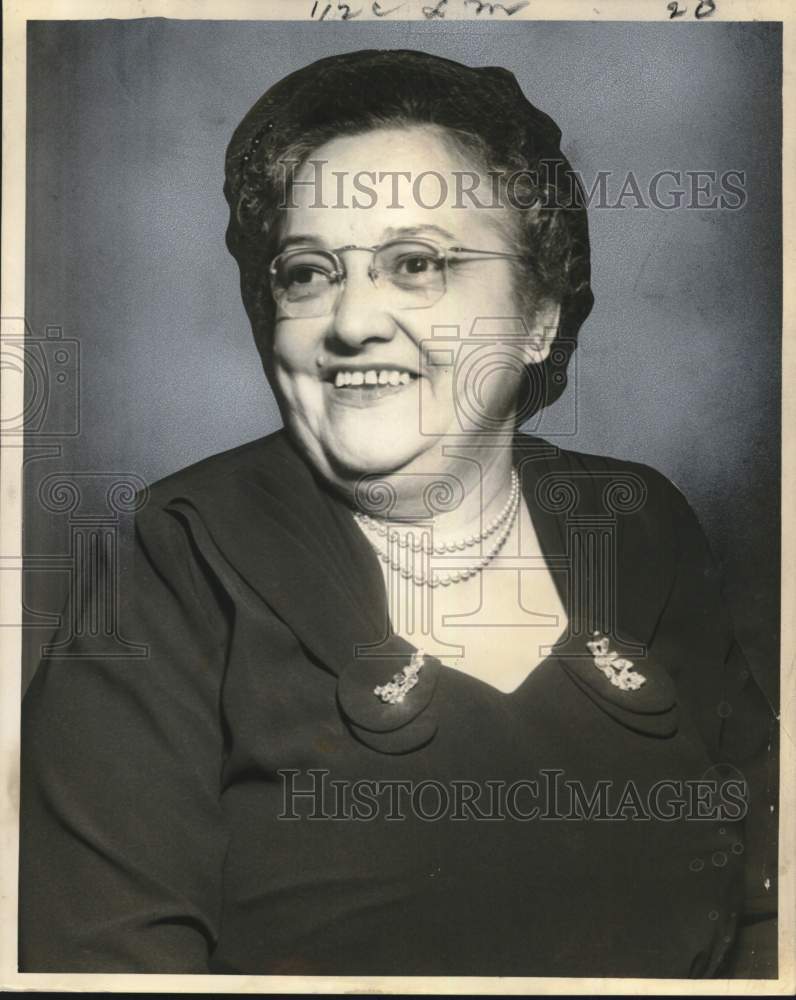 Load image into Gallery viewer, 1954 Press Photo Mrs. Fred Zimmer of the LionÃƒÂ¢Ã¢EšÂ¬s Club Auxiliary - noo65470
