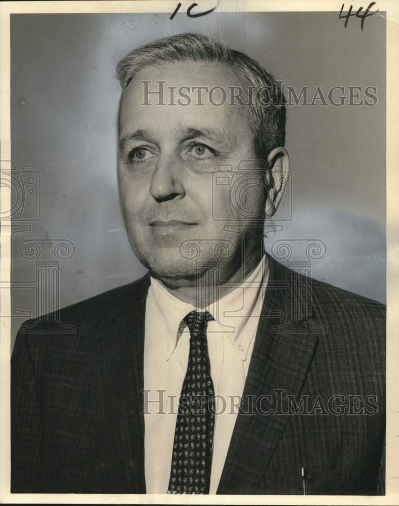 1965 Press Photo Dr. Victor Young evaluating high school physics classes in U.S.