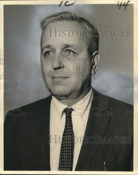 1965 Press Photo Dr. Victor Young evaluating high school physics classes in U.S.