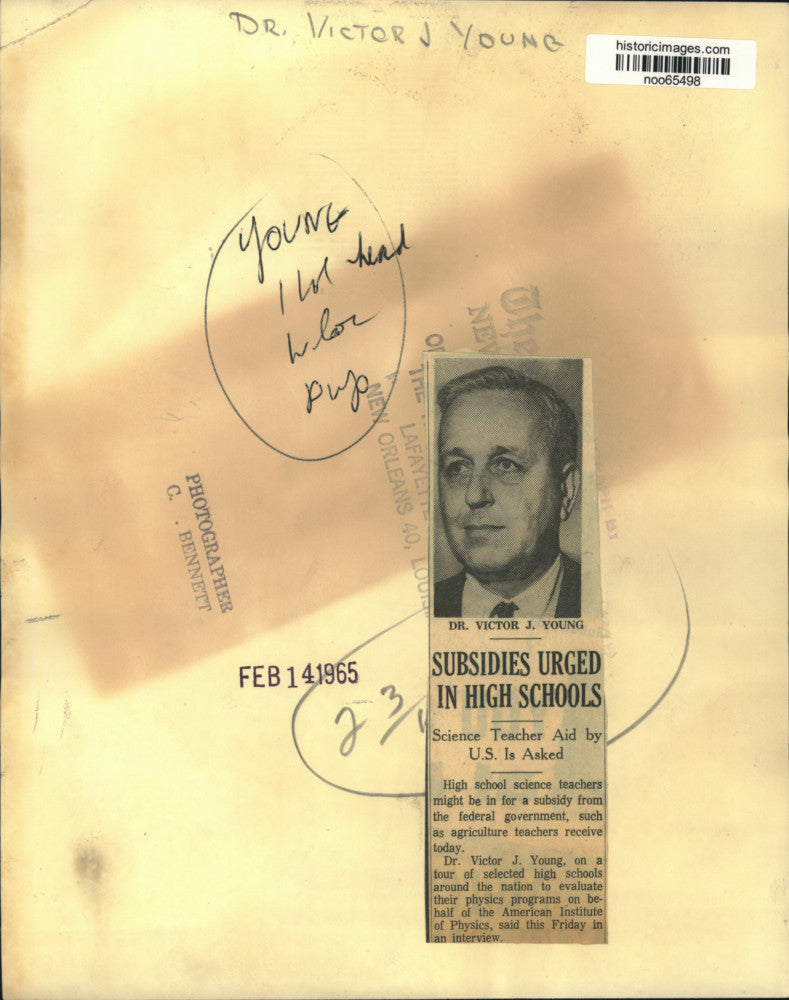 1965 Press Photo Dr. Victor Young evaluating high school physics classes in U.S.