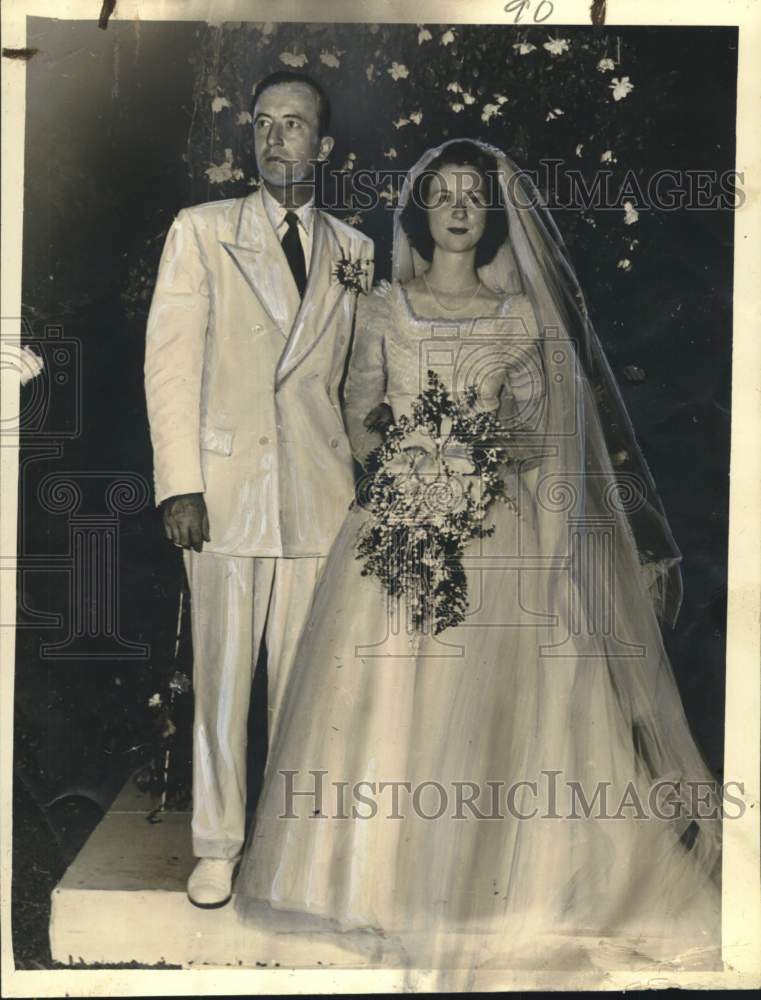 Load image into Gallery viewer, 1941 Press Photo Mr. and Mrs. George David Will Jr. on Wedding Day - noo65560
