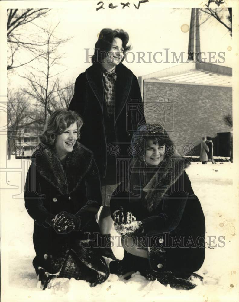 1961 Press Photo Students at Stephens College enjoy snow in Missouri - noo65599- Historic Images