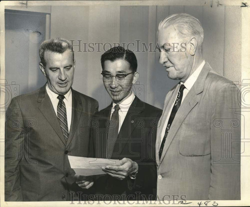 Load image into Gallery viewer, 1960 Press Photo New officers of Magazine Lions Club at Pittari's restaurant
