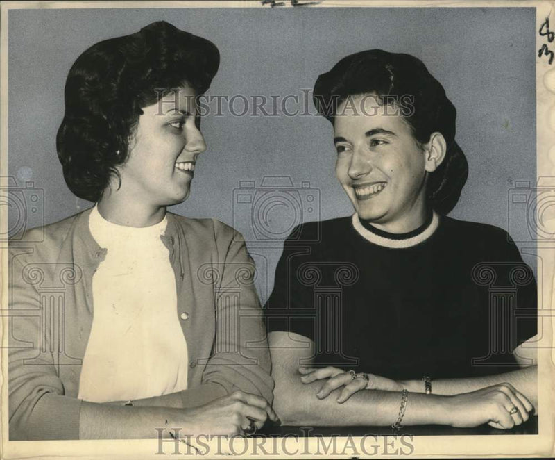 Load image into Gallery viewer, 1960 Press Photo Family Finance hold up victims Merry Zurrigo and Carolyn Reihm
