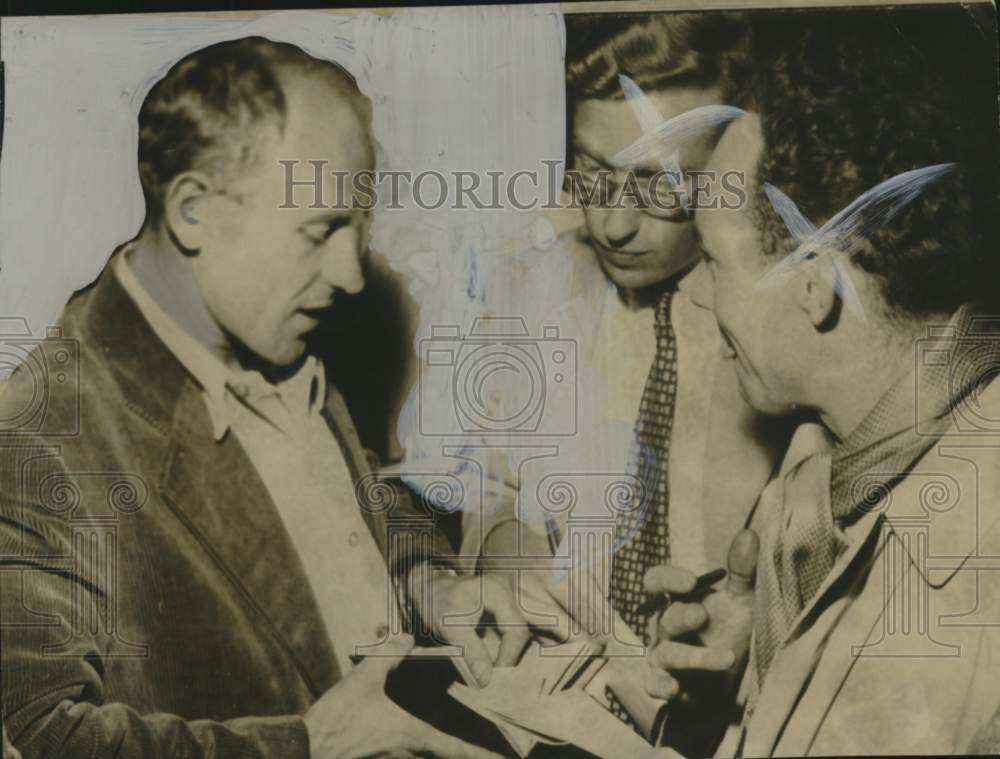 1954 Press Photo Emil Zapotek with group of friends - noo65639