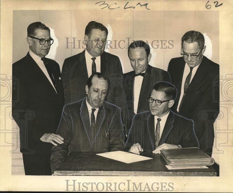 Load image into Gallery viewer, 1965 Press Photo United Givers Fund officers for St. Charles Parish - noo65649
