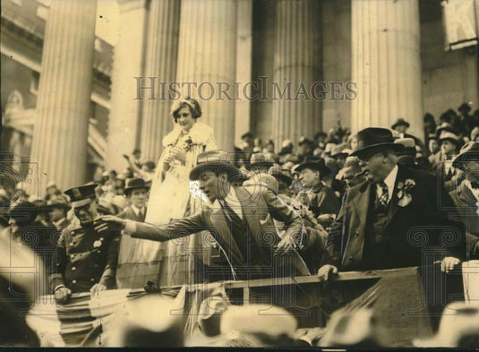 1928 Press Photo New York Mayor Jimmy Walker enjoys Mardi Gras revelry.- Historic Images