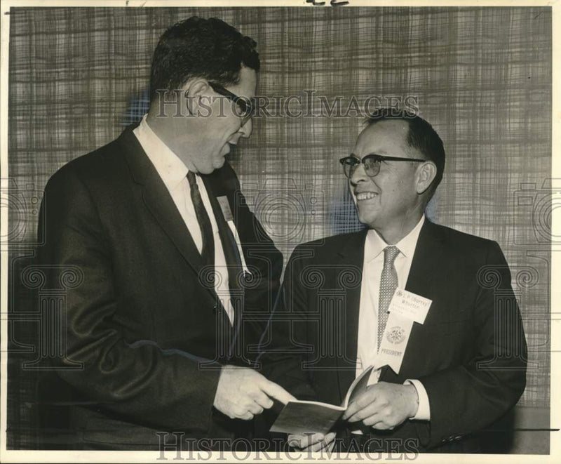 Load image into Gallery viewer, 1963 Press Photo Petroleum Engineers L.P. Whorton and J.C. Calhoun at meeting
