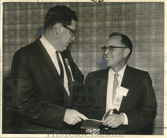 1963 Press Photo Petroleum Engineers L.P. Whorton and J.C. Calhoun at meeting