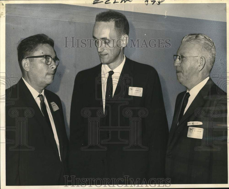 Load image into Gallery viewer, 1963 Press Photo Graduate Pharmacy Seminar - L.A. Wilson and Attendees at Tulane
