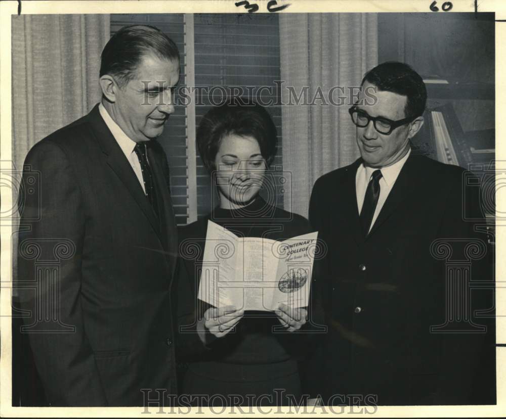 1968 Press Photo Centenary College president &amp; students plan Junior-Senior day