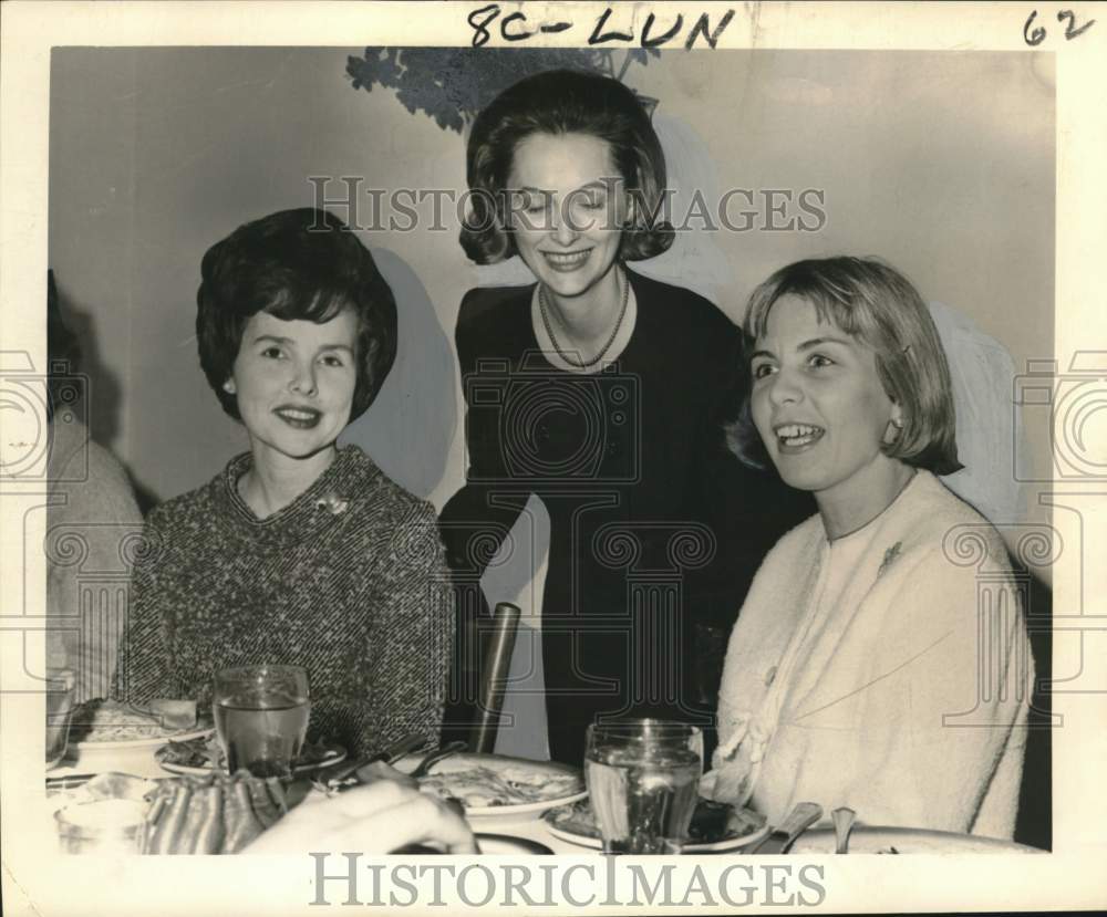 1965 Press Photo Mrs. James Williams confers with the ladies at an event
